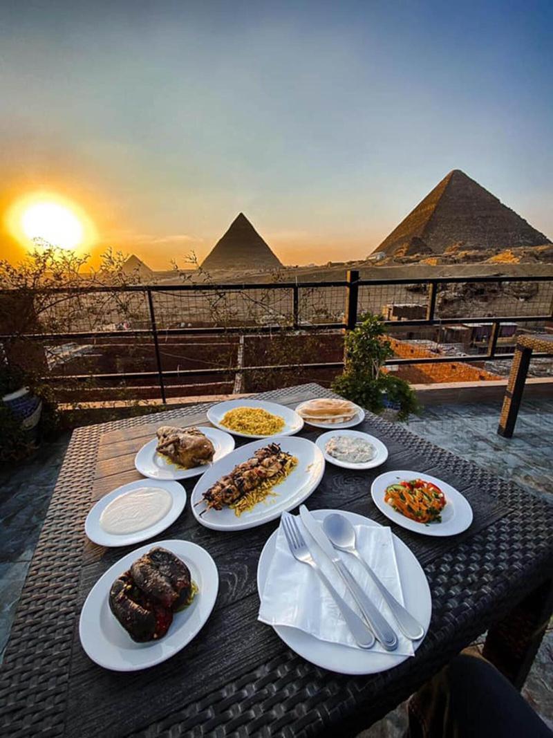 Pyramids 3*
